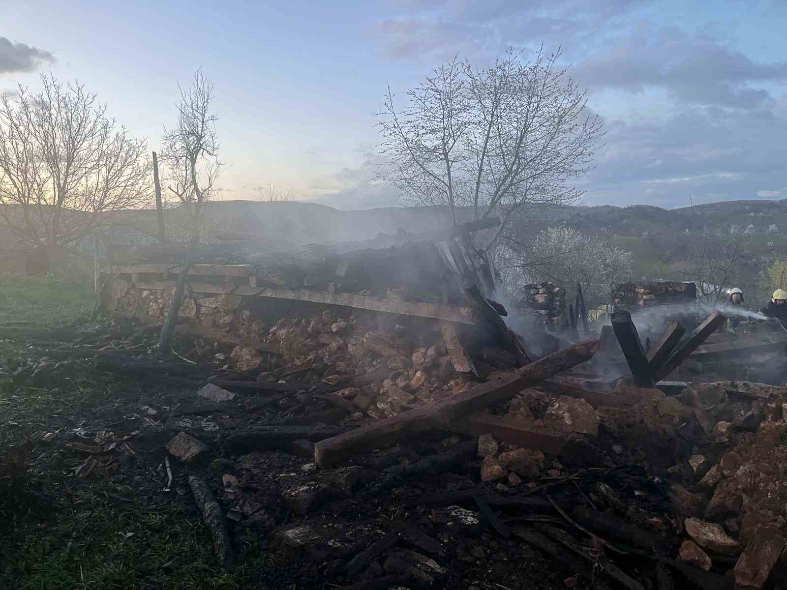 Bursa’da 2 katlı ev alevlere teslim oldu
