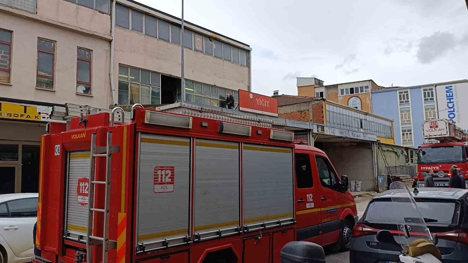 Çöken çatıdan düşen usta yaralandı
