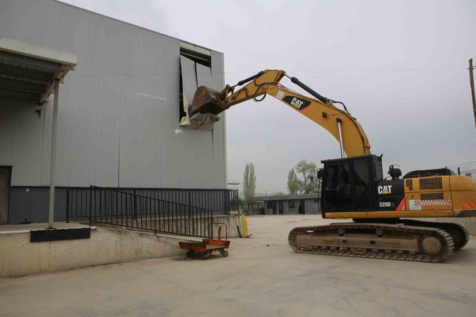 Nilüfer’de 4 bin metrekarelik kaçak depo yıkıldı
