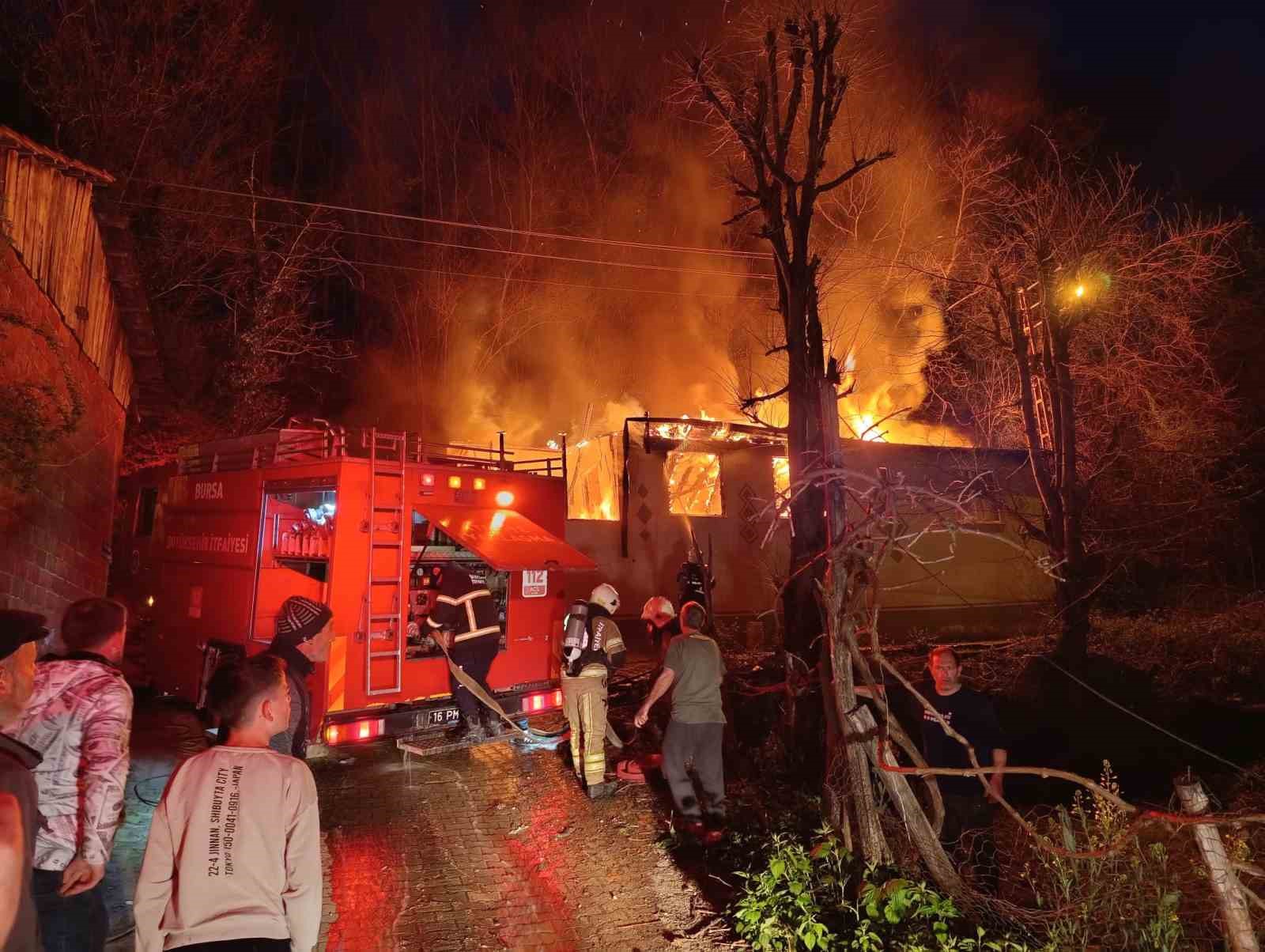 İnegöl’de tek katlı ev alev alev yandı
