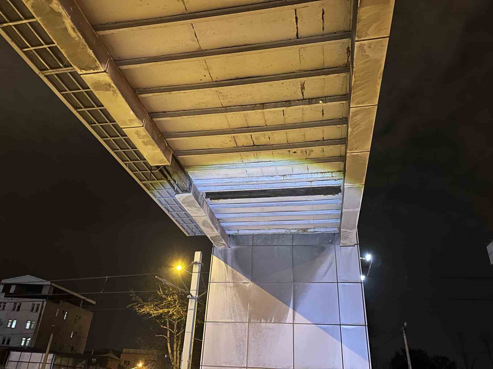 Bursa’da faciaya ramak kala, ağır demir aracın önüne düştü
