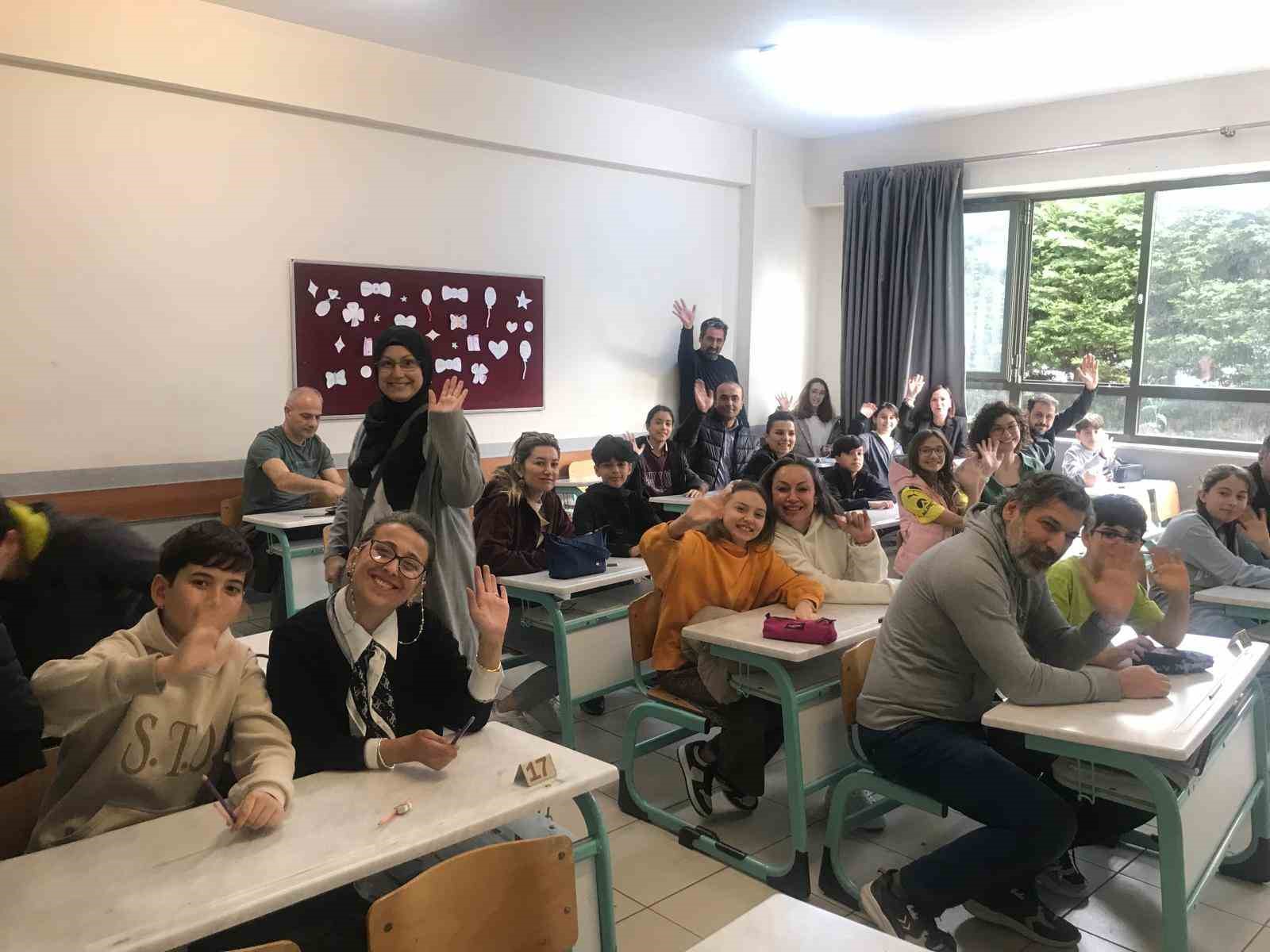 Bu okulda veliler çocuklarıyla sınava girdi...
