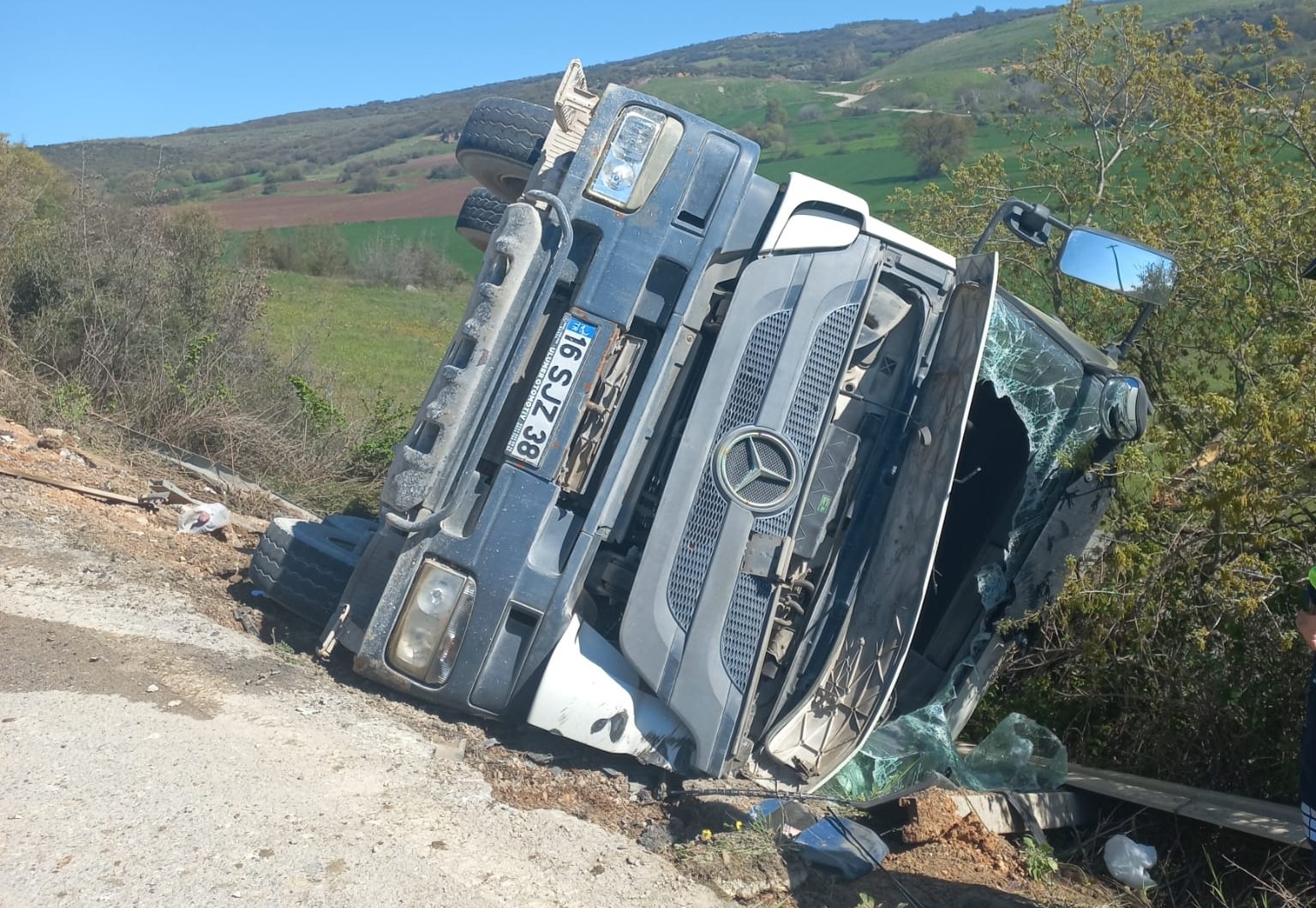 Beton mikseri şarampole yuvarlandı
